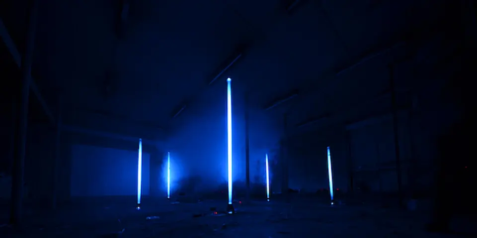 見えないもの・聞こえないものを光と音で可視化するインスタレーション作品「on the ground」